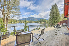 Bellingham Area Getaway on Lake with Hot Tub!